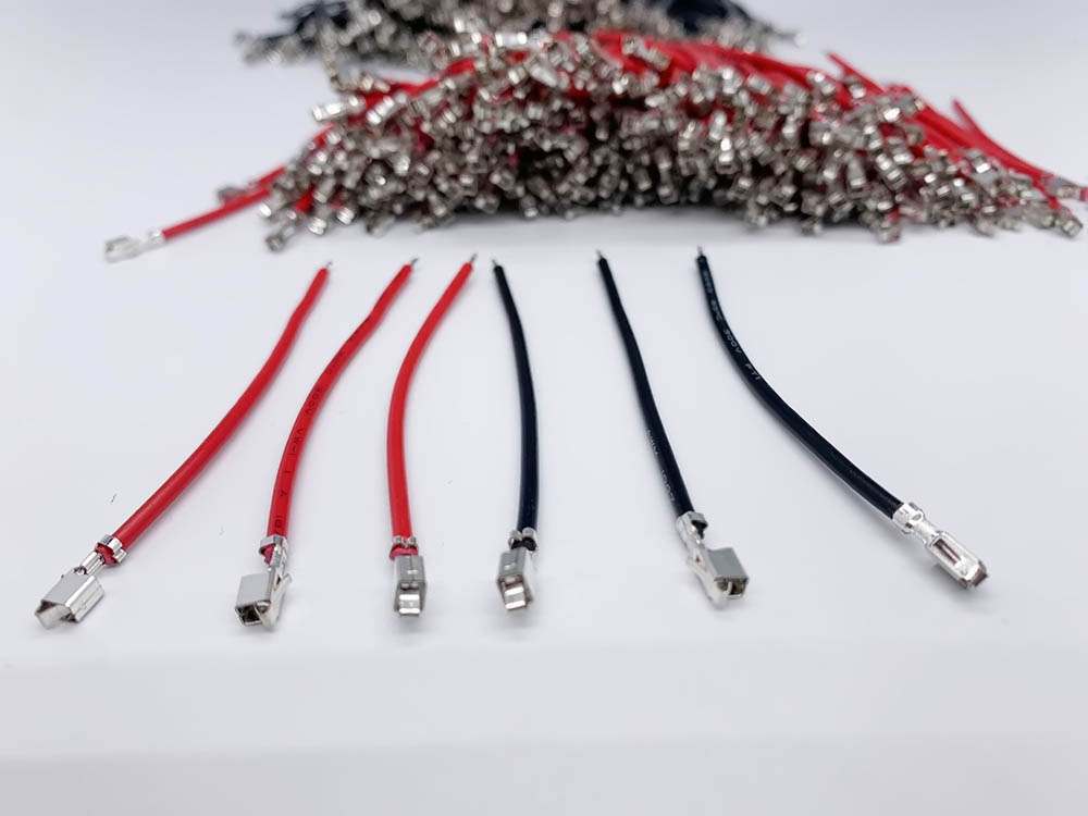 线束连接器和端子